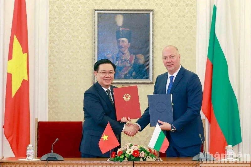 越南国会主席王廷惠和保加利亚议会议长罗森·季米特洛夫·热利亚兹科夫签署两国国会/议会合作协议。