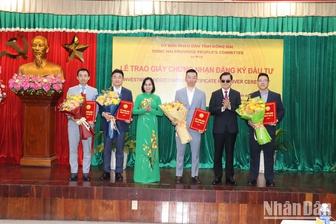 同奈省委书记阮红岭和同奈省人民委员会副主席阮氏黄向四个新批外资项目颁发投资许可证。
