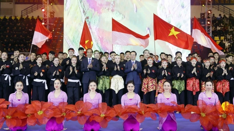 越南国家主席武文赏与印尼总统佐科·维多多和武生们合影。（图片来源：越通社）
