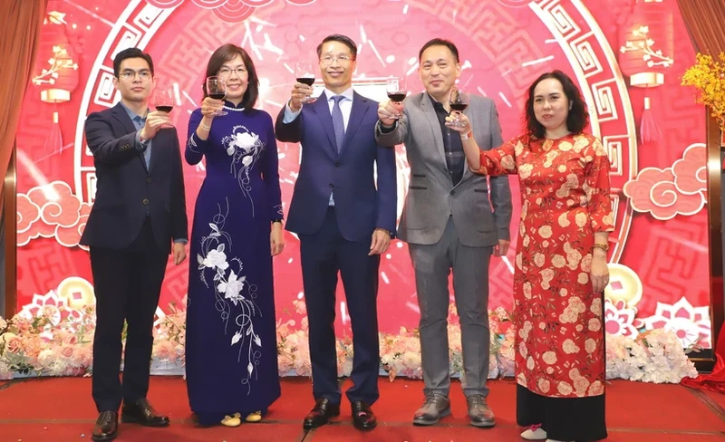 越南驻中国香港与澳门总领事馆举行喜迎2024甲辰龙年新春越南人社群见面会。（图片来源：越通社）