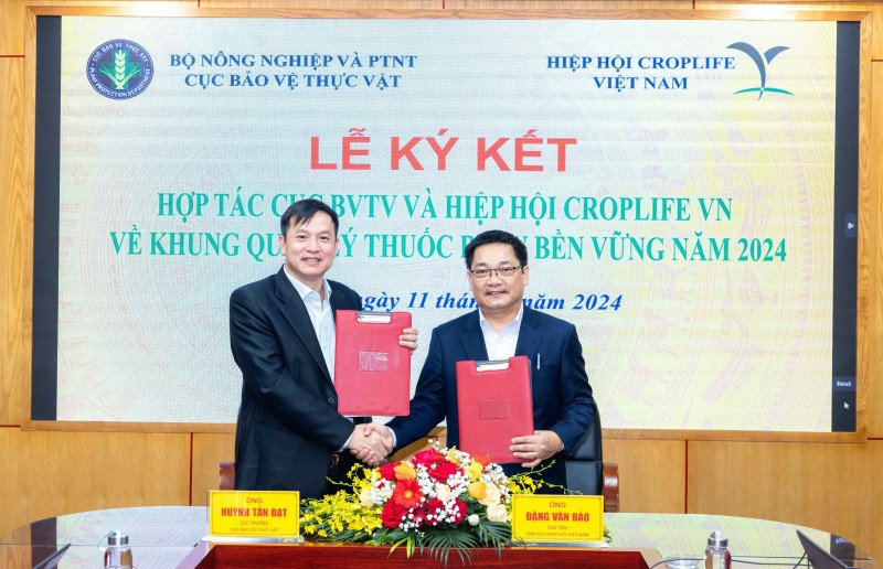 越南农业与农村发展部植物保护局同国际作物生命协会越南分会签署合作计划。