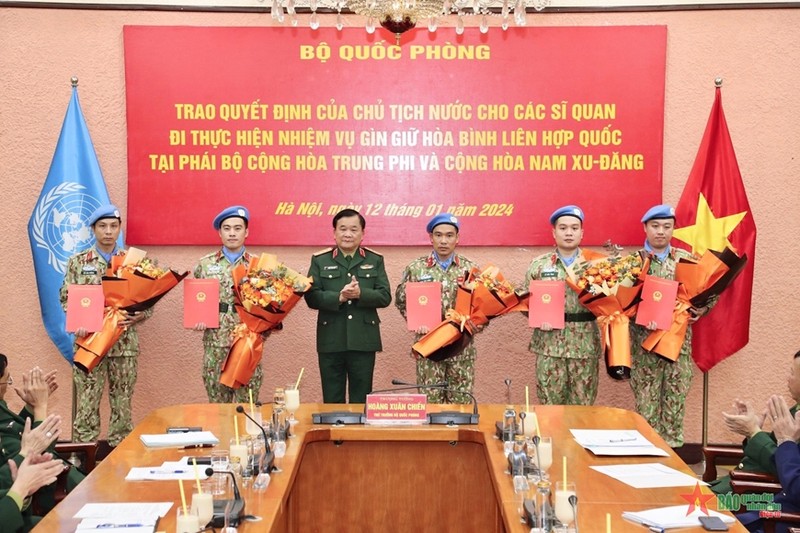 越南国防部向执行维和任务的五名军官颁发国家主席的决定书。（图片来源：人民军队报）