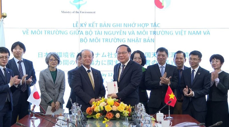 越南自然资源与环境部副部长黎功成和日本环境省国务大臣八木哲也签署双方合作备忘录。（图片来源：越通社）