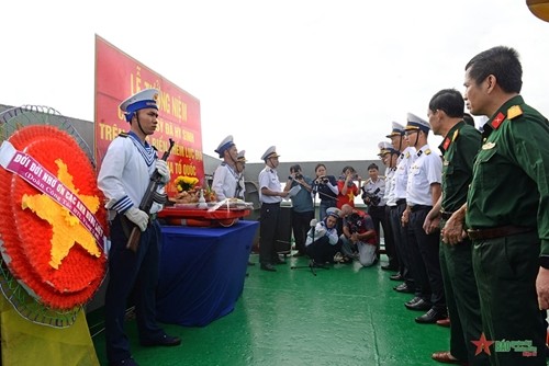 悼念仪式在海军第二区125旅长沙04号船上举行。（图片来源：《人民军队报》）