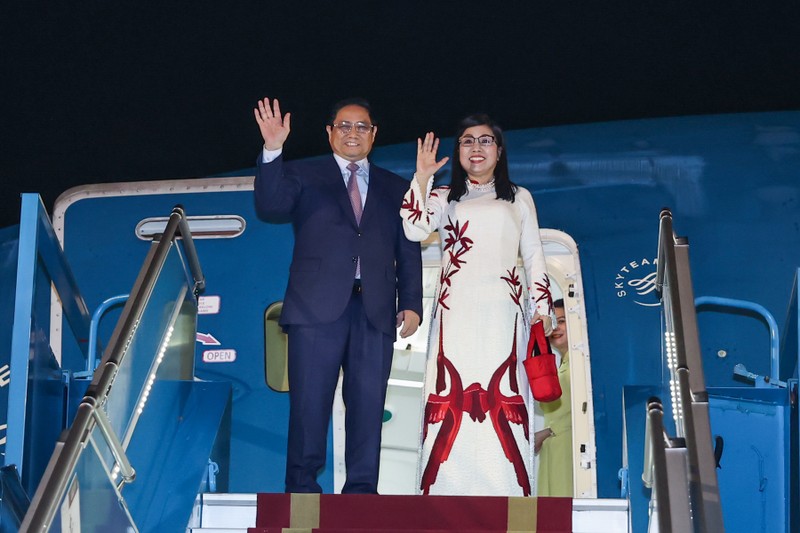 越南政府总理范明正和夫人启程赴瑞士达沃斯出席世界经济论坛第五十四届年会，对匈牙利和罗马尼亚进行正式访问。（图片来源：VGP）