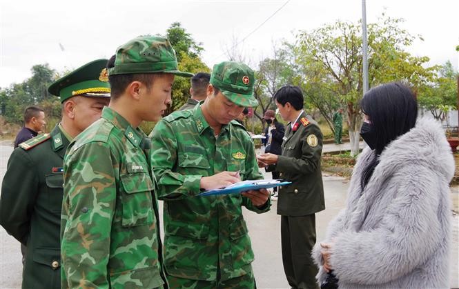 越南接收69名通过西庄口岸回国的公民。
