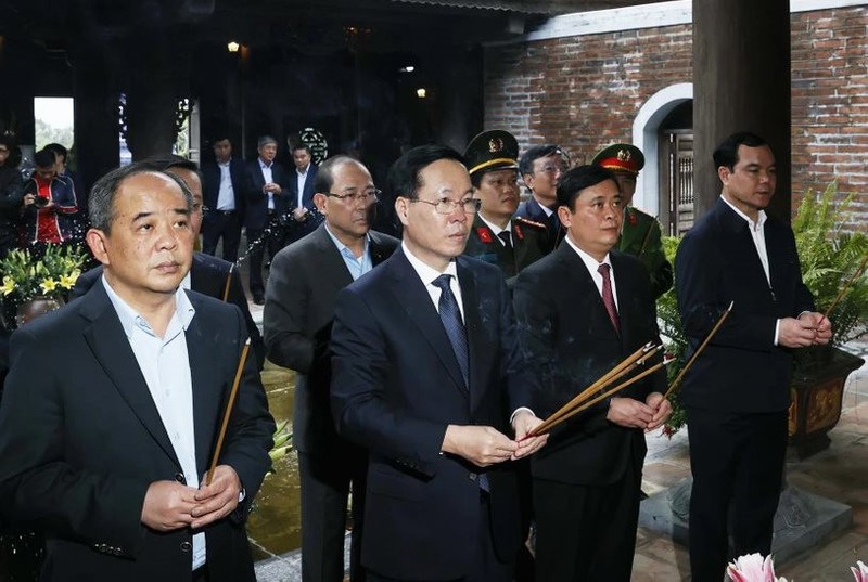 越南国家主席武文赏在金莲国家级特殊遗迹区进香缅怀胡志明主席。
