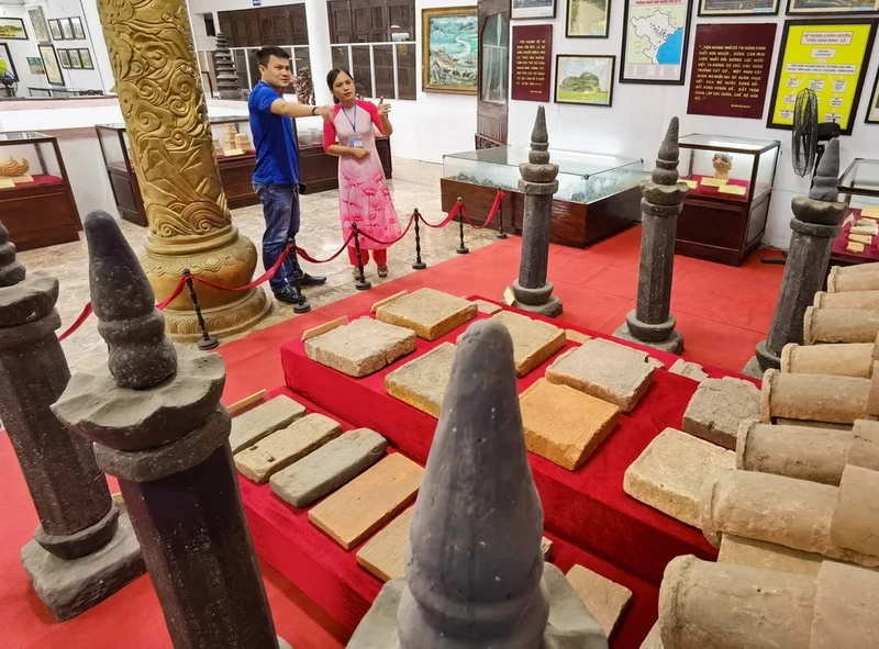 丁朝佛经柱集，年代：10世纪，目前保存在宁平省博物馆。（图片来源：越通社）