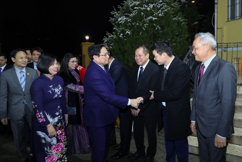 越南政府总理范明正和越南驻匈牙利大使馆工作人员及旅居匈牙利越南人代表。（图片来源：VGP）