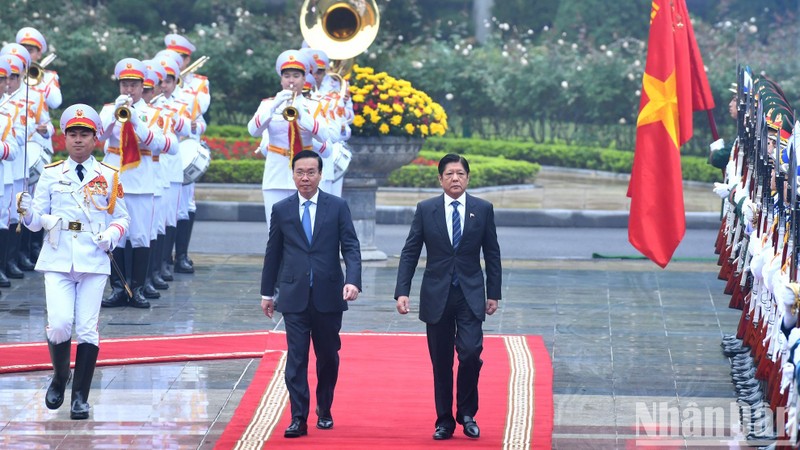 越南国家主席武文赏主持仪式，欢迎菲律宾总统费迪南德·罗慕尔德兹·马科斯访越.
