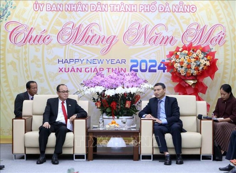 老挝占巴塞省省委常务委员、副省长、占巴塞省老越友好协会主席Somboun Hueangvongsa向岘港市领导人致以新春祝福。（图片来源：越通社）