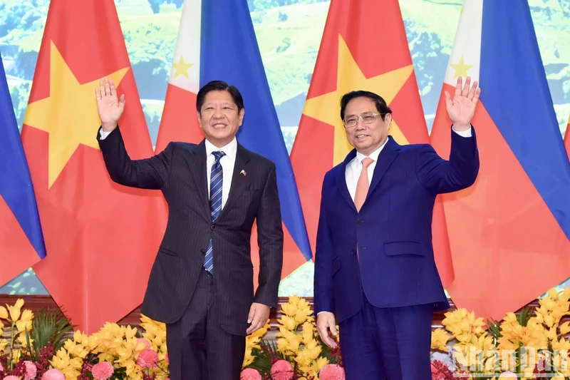 越南政府总理范明正和菲律宾总统费迪南德·罗慕尔德兹·马科斯。
