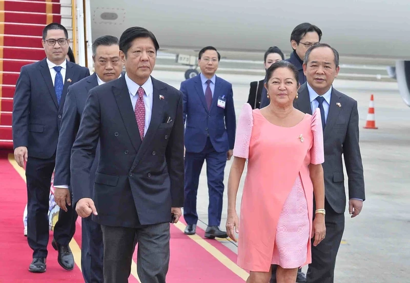菲律宾总统马科斯抵达河内，开始对越南进行国事访问。