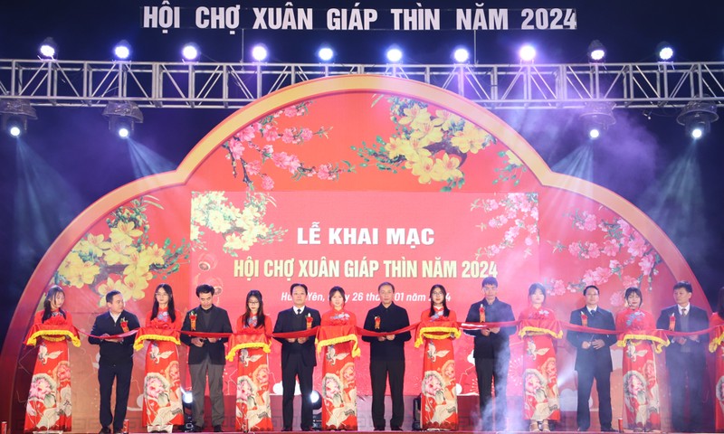 2024甲辰年春节展销会开幕。