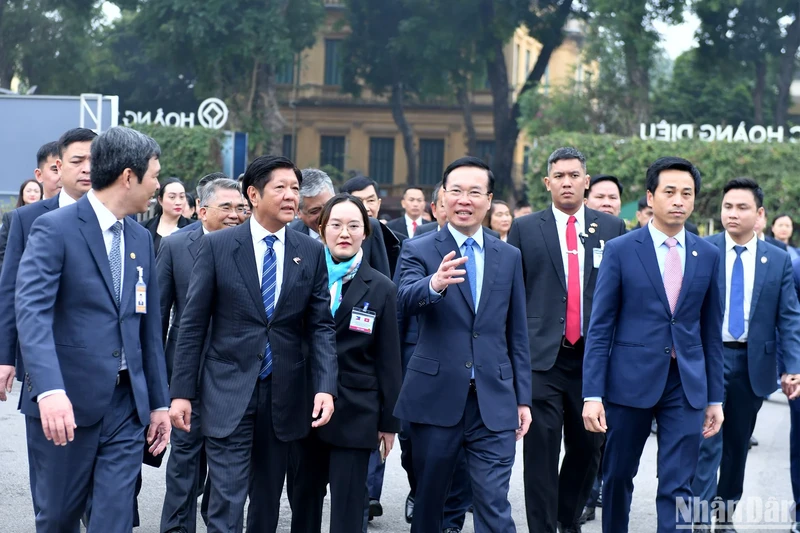 越南国家主席武文赏与菲律宾总统马科斯参观河内升龙皇城。