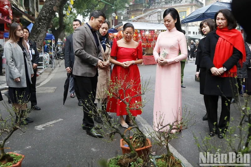 菲律宾总统夫人与越南国家主席夫人逛河内古街了解越南春节传统文化。