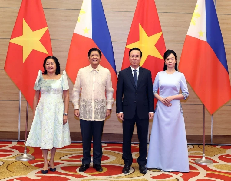 越南国家主席武文赏和夫人同菲律宾总统费迪南德·罗慕尔德兹·马科斯和夫人合影。（图片来源：越通社）