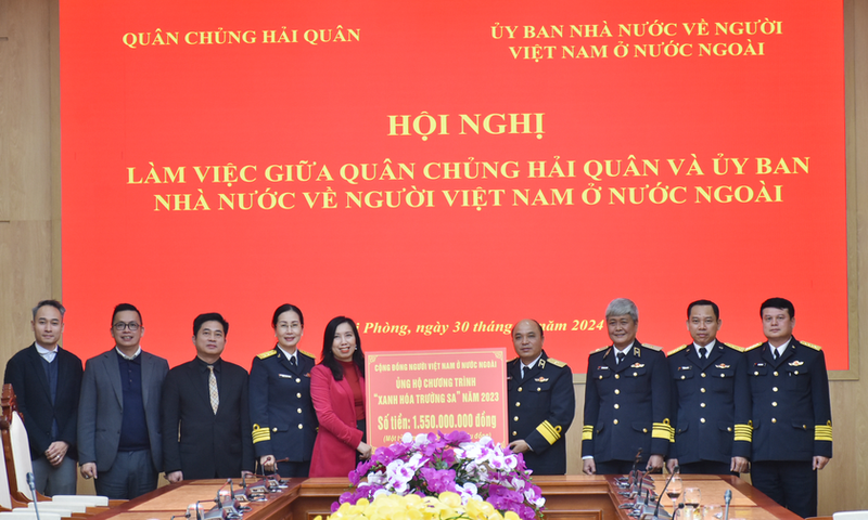 黎氏秋姮移交由海外越南人捐赠的15.5亿越盾，用于开展由海军军种2023年发起的“绿化长沙”项目。