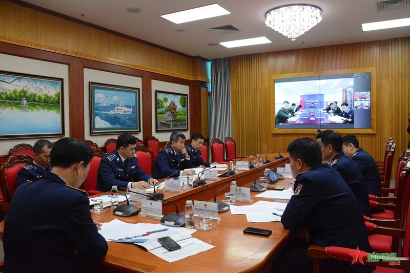 越南海警与中国海警就预防和打击北部湾海域犯罪工作召开线上会议。（图片来源：人民军队报）