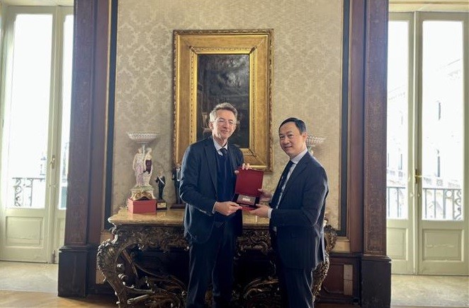 杨海兴大使和那不勒斯市市长加埃塔诺·曼弗雷迪。（图片来源：越通社）
