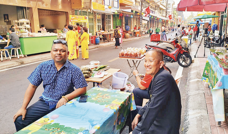 游客在越南街品尝越南美食。