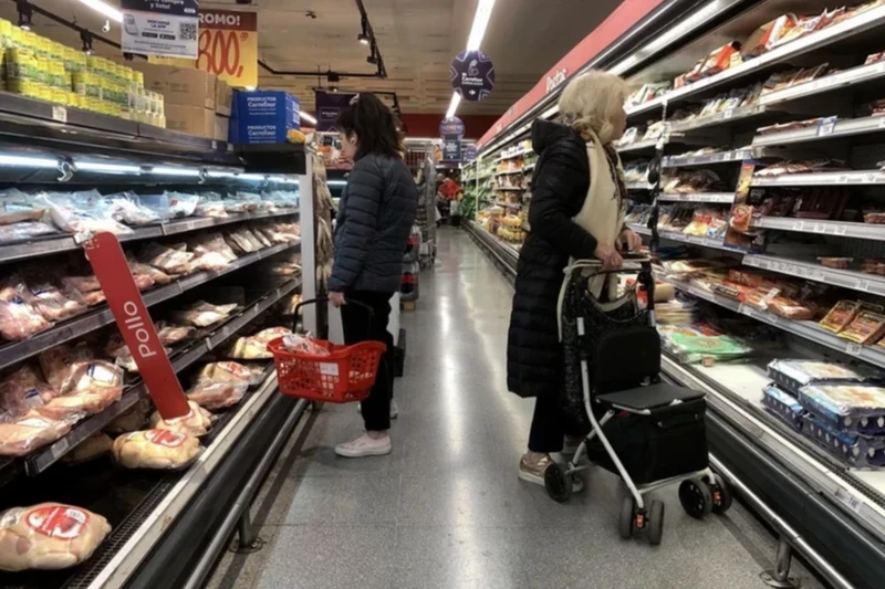 2023年5月11日，民众在阿根廷布宜诺斯艾利斯的一家超市购买商品。（图片来源：法新社/越通社）