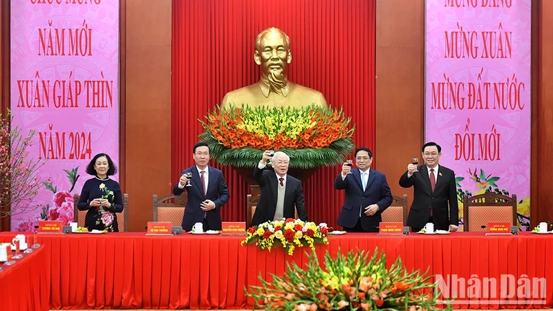 阮富仲总书记等党和国家领导人举杯庆祝2024年农历新年。