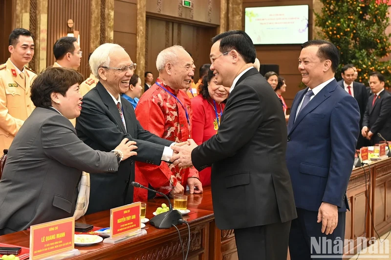 国会主席王廷惠向河内党委和政府以及人民拜年。