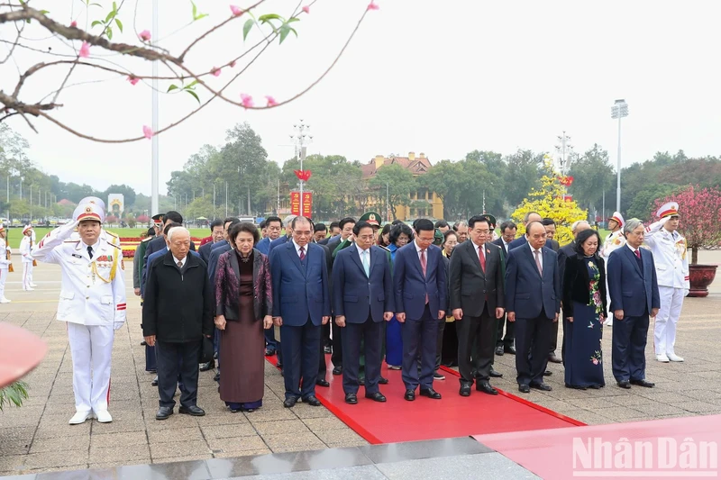 越南党和国家领导人甲辰年春节拜谒胡志明主席陵。