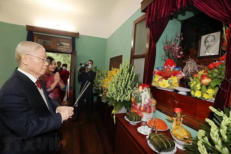 越共中央总书记阮富仲上香缅怀胡志明主席。