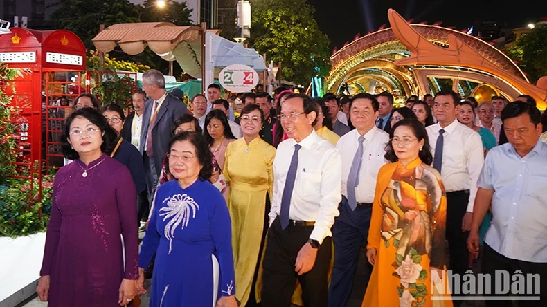 各位代表参观2024年甲辰龙年春节阮惠花街。