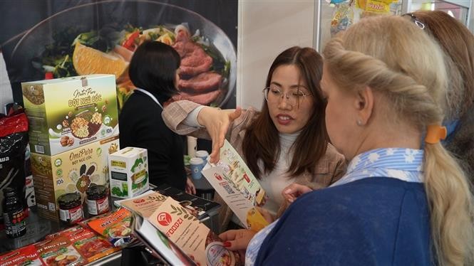 向俄罗斯消费者介绍越南食品。（图片来源：越通社）