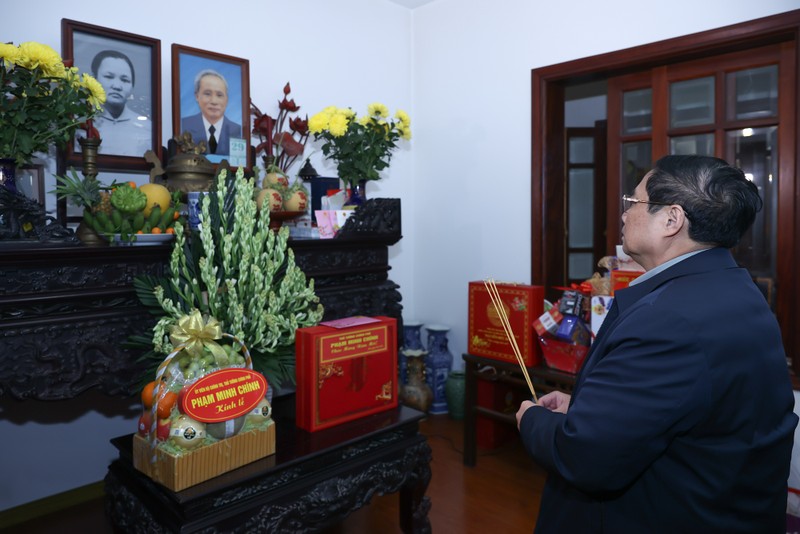 越南政府总理范明正向已故总理范文同敬香。