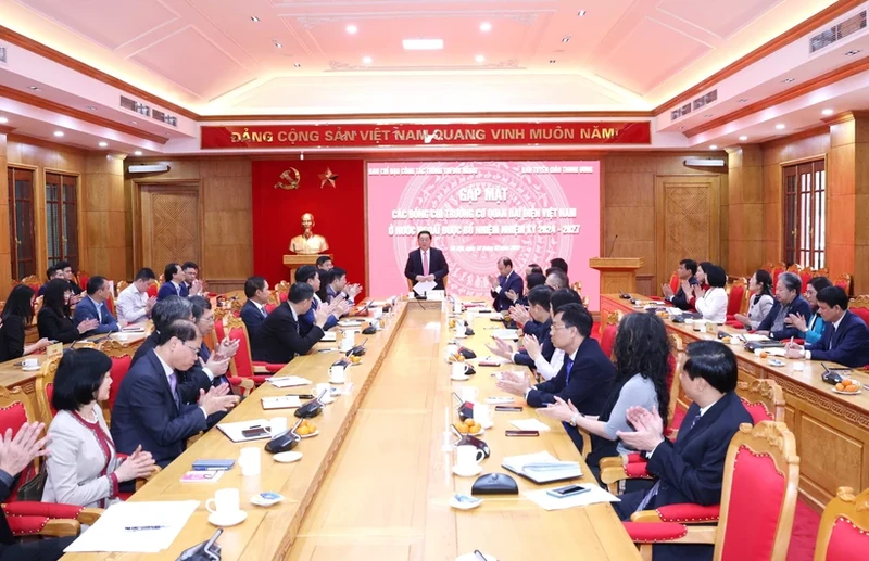 越共中央宣教部部长阮重义会见2024~2027年任期越南驻外使节代表团。