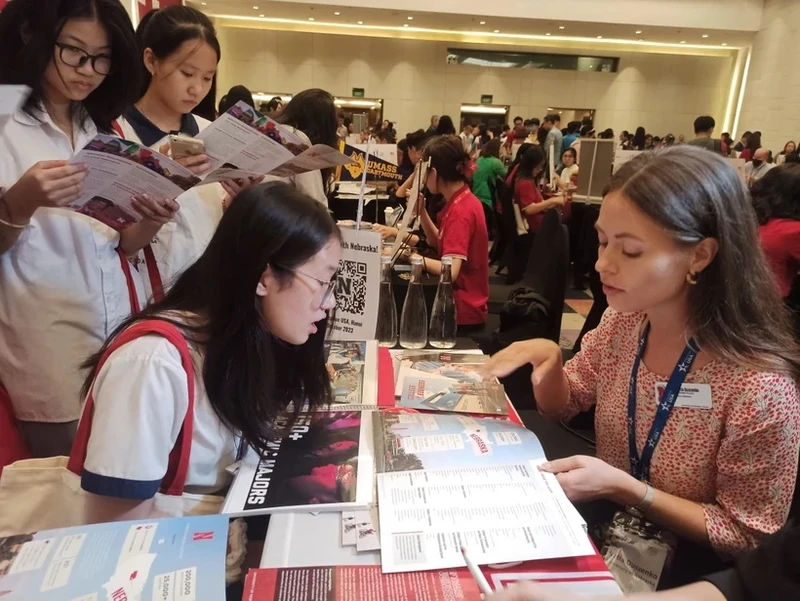 越南学生了解留学信息。