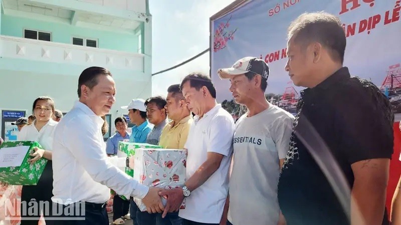 坚江省农业与农村发展厅工作代表团和迪石渔业协会看望慰问出海前的渔民并赠送慰问品。