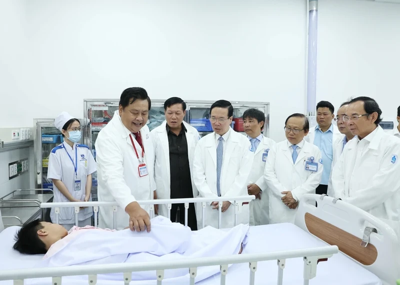 越南国家主席武文赏来到胡志明市第一儿童医院开展走访慰问活动。（图片来源：越通社）