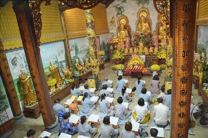 旅居老挝越桥同胞举行仪式，祈求国泰民安。（图片来源：越通社）