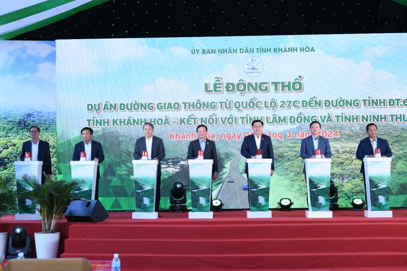 越南国会主席王廷惠出席通往林同省和宁顺省、从27C号国道到CT.656省道的道路开工奠基仪式。（图片来源：国会官网）