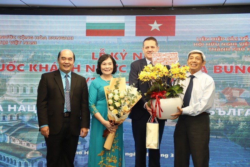 胡志明市越保友好协会代表向保加利亚驻越南大使帕夫林·托多罗夫赠送鲜花。