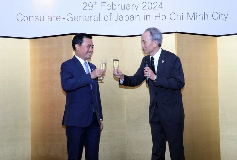 日本驻胡志明市总领事小野增尾（右）和胡志明市人民委员会副主席裴春强。（图片来源：越通社）