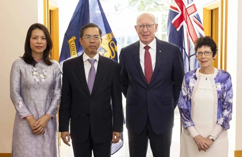 越南驻澳大利亚大使范雄心和夫人同澳大利亚总督大卫·赫尔利和夫人合影。（图片来源：越通社）