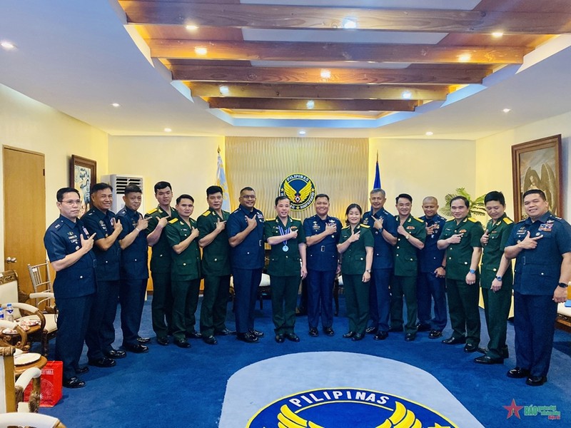 越南青年军官代表团与菲律宾军队空军力量领导人合影。（图片来源：《人民军队报》）