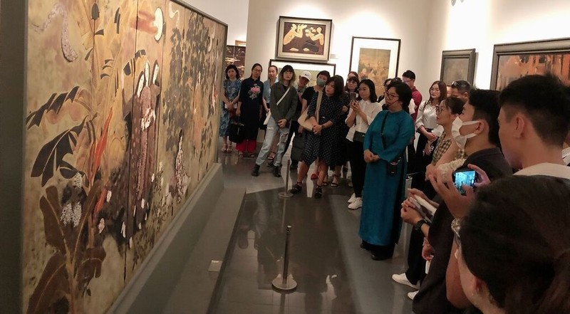 “越南磨漆画”的专项展览活动，迅速吸引大量游客前来参观。（图片来源：越通社）