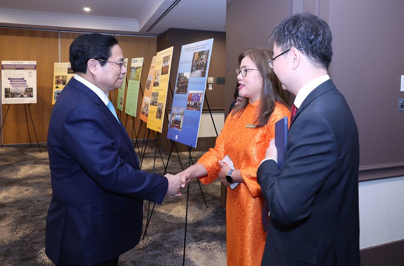 范明正总理与在澳越南知识分子和专家。（图片来源：VGP）