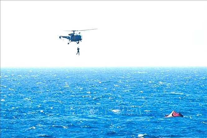 也门亚丁湾货船遇袭后，一架救援直升机营救船员。（图片来源：越通社）