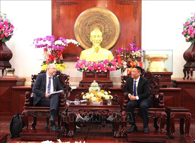 芹苴市人民委员会副主席阮实现会见瑞士驻越南大使托马斯·加斯一行。（图片来源：越通社）