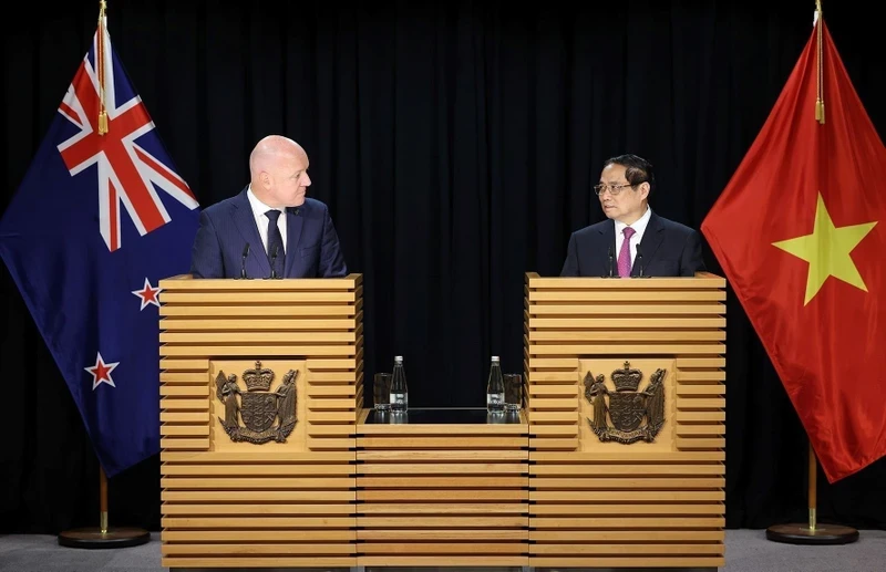 越南与新西兰两国政府总理共同会见记者。（图片来源：越通社）