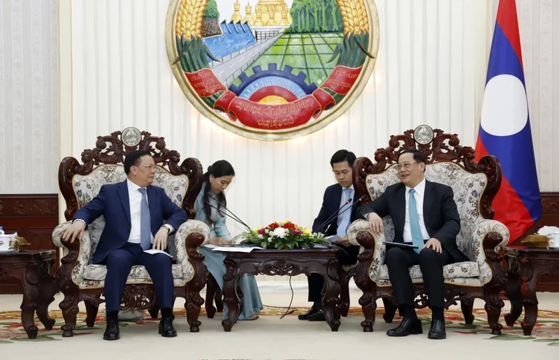 河内市市委书记丁进勇礼节性拜访老挝总理宋赛·西潘敦。（图片来源：越通社）