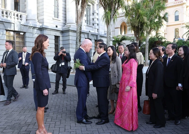 新西兰总理拉克森为范明正总理一行举行欢迎仪式。（图片来源：越通社）